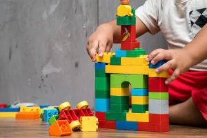 عوامل بالا بودن قیمت لگو